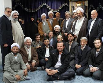 دیروز پایداری ها به ناگاه بنفش شدند. امیرحسین قاضی زاده، سخنگوی این جریان گفت حسن روحانی اگر همین حرف هایی که الان می زد را زمان انتخابات زده بود، ما هم از او حمایت می کردیم. مجتبی آقاتهرانی، دبیرکل جبهه پایداری هم کلی روحانی را ستود و گفت ما می خواهیم برنامه هایمان را به رئیس جمهور منتخب بدهیم. این بنفش شدن ناگهانی در حالی صورت می گیرد که از منظر پایداری ها، حسن روحانی در انتخابات نماد سازش بود و حتی بدشان نمی آید مثلا هاشمی رفسنجانی ردصلاحیت شود. این خاصیت ژلاتینی بودن هم یکی از مولفه هایی فضای سیاسی ایران است، در هر ظرفی جا می شوند، ابایی هم ندارند، خجالت هم نمی کشند. نکته جالبش این است که سیاست ورزی جبهه پایداری ها بر اساس فلسفه تکلیف گرایی است، معلوم نیست اگر نتیجه گرایی مدنظرشان بود، به کجا می رسیدند.
