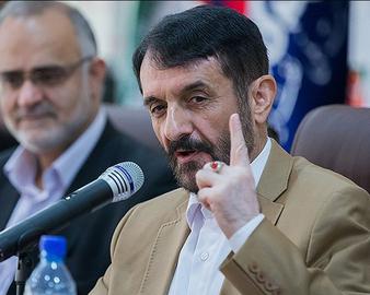  این مرد در حال خطابه، علی آقامحمدی است که اینجا دارد فوتبالی ها را نصیحت می کند. سال هاست در فوتبال می چرخد ولی کار اصلی اش جای دیگری است؛ بیت رهبری. در دولت احمدی نژاد، محمدرضا رحیمی برای اینکه پلی بزند به دفتر آقا، او را جذب کرد و برای مدتی به ساختمان پاستور نقل مکان کرد ولی دوباره از سوی بیت فراخوانده شد. مدتی هم مامور وصول طلب های ایران از کشورهای خارجی شده بود که معلوم نشد به کجا رسید. عضو مجمع تشخیص مصلحت نظام هم هست. روزنامه رسالت چند روز پیش خبرداد که او از مردان معتمد حسن روحانی هم هست. قبلا در زمان مدیریت روحانی در پرونده هسته ای، دبیر تبلیغات شورای عالی امنیت ملی بود، با علی لاریجانی هم در صداوسیما همکار نزدیک بوده، در حوزه سیاست خارجی هم مدت ها در حوزه مسائل کشور عراق جزو نفر اول ها بوده، به خصوص در منطقه کردستان و در مجموع، آقامحمدی از جمله معتمدان رهبر جمهوری اسلامی محسوب می شود. او در دولت دوم احمدی نژاد موفق نشد حلقه واسط دولت و بیت باشد ولی در دولت حسن روحانی، می توان انتظار داشت که این مسئولیت را قوی تر و وسیع تر بر عهده بگیرد. 