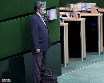 یک ضرب المثل ترکی می گوید: وقتی گل ها را تقسیم می کردند، گل سرخ نصیب خار شد. حالا اگر با عینک سیاست به این روزهای سیاست ایران نگاه کنیم، حکایت علی مطهری است و اصولگرایان. او در همه این سال ها در نقد قدرت و بازخوانی ولایت فقیه، پیش رو تر از همه بوده، حتی اصلاح طلبان. در رسواسازی دولت محمود احمدی نژاد هم همینطور، در دفاع از اصلاح طلبان در برخی حوزه های سیاسی و رسانه ای هم اول بوده ولی بوی فرهنگ که می آید، پای او می لنگد، مواضعی می گیرد که با خودت می گویی، صد رحمت به پایداری ها. از قضا، حالا هر روز نامش برای تصدی وزارت فرهنگ و ارشاد دولت یازدهم شنیده می شود و چهره ای چون عطاءالله مهاجرانی هم از او حمایت کرده است. بسیاری اما مخالف او هستند و می گویند نظرات سختگیرانه فرهنگی اش تناسبی با این حوزه و دولت روحانی ندارد و فردا باید کلیدها به کار انداخته شود تا قفل مطهری باز شود. با این حال، اگر او بر این صندلی تکیه زند، روزگار مواجهه عطاءالله مهاجرانی و خامنه ای در دولت اول خاتمی دوباره تکرار می شود، خلاصه بوی خون می دهد این انتخاب حسن روحانی، همچون گل سرخ.
