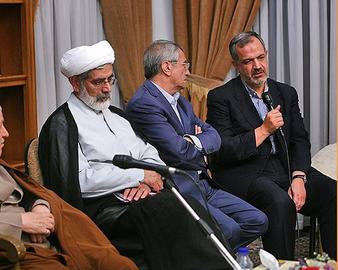  احمد مسجد جامعی، نفر اول اصلاح طلبان در انتخابات شورای شهر به همراه یارانش به دیدار هاشمی رفسنجانی رفت. محسن رهامی، هم بود. رهامی که از سوی خاتمی ماموریت یافته بود، مسئولیت ساماندهی ستاد انتخاباتی اصلاح طلبان در شوراها را بر عهده داشت و کارش را هم به خوبی انجام داد ولی چندان دیده نشد. 13 اصلاح طلب راهی شورای شهر پایتخت شدند، 9 نفر اصولگرا و 9 نفر دیگر هم بدشان نمی آید که همسو با اصلاح طلبان باشند. شهردار پیشنهادی هم زیاد دارند، بی طرف، ابتکار، محسن هاشمی. ابتکار و هاشمی، هر دو در انتخابات شورای شهر تهران ردصلاحیت شدند. مسئله اما این نیست، اصلاح طلبان به ریاست مسجدجامعی این روزها حسابی ساز مخالفت با قالیباف کوک کرده اند. شهردار تهران سخت امیدوار بود که اگر به پاستور نرفت، در ساختمان بهشت بماند ولی گویا اولتیماتوم اصلاح طلبان جدی است و تا شهریور بیشتر وقت ندارد. او مجبور است در این دو ماه و اندی، بیشتر از همه 6 سال گذشته، مسجد جامعی و یارانش را تحویل بگیرد، چون خوب می داند که رفتن از شهرداری، می تواند به اندازه یک گازانبر قوی عمل کند و او را بیش از پیش به گوشه پرتاب کند. 