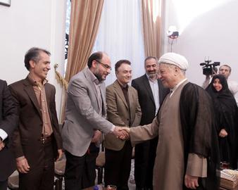 از زمانی که اکبر هاشمی رفسنجانی به دلیل کهولت از سوی شورای نگهبان ردصلاحیت شده، دیدارهای عمومی و سفرهایش چند برابر شده است. وی که امروز در یکی از دیدارهای عمومی اش ابراز خوشحالی کرده که یک نفر با انرژی تر از او انتخاب شده است، تقریبا هر روز با جمعی از فعالان مدنی، اقتصادی، مذهبی و ... دیدار کرده، سفر هم رفته، در نشست های رسمی هم شرکت می کند  و دو بار هم با روحانی دیدار کرده است. از قم هم این بار از جامعه مدرسین حوزه علمیه قم که مهم ترین مخالفان هاشمی را زیر پر و بال دارد، زمزمه رسیده که باید هاشمی به نماز جمعه باز گردد، فقط مانده کرسی ریاست مجلس خبرگان را از مهدوی کنی پس بگیرد تا بازی برگردد به نقطه اول.