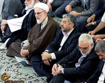 محمدعلی جعفری، فرمانده سپاه اهل سیاست است. از سال های دور مخالفت جدی با اصلاح طلبان دارد و در سال های نزدیک هم تکیه گاه فعالان ضد اصلاح طلب بوده است. او پس از انتخابات جزو ساکت ترین مردان سپاه بوده است. کمتر هم در انظار عمومی ظاهر می شود. در نماز جمعه دیروز، پس از مدت ها در صف اول ایستاد، چند قدم این طرفش هم حسن روحانی ایستاده بود که نخستین حضورش در نماز جمعه بود. جعفری در روزهای پیش از انتخابات بر خلاف نقدی، فرمانده بسیج که موضعش حمایت از جلیلی بود و قاسم سلیمانی، فرمانده سپاه قدس که پشت قالیباف ایستاده بود، سکوت کرد و مشخص نشد که به کدام یک نظر دارد. آنچه مشخص است این انتخابات و این نتیجه، به شکاف ها و اختلاف ها در سپاه بیشتر دامن زده و سکوت سردار، از سر رضایت نیست.