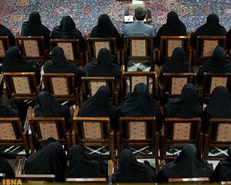 محمود احمدی نژاد امروز مراسمی برای تقدیر از زنان فعال در دولتش برگزار کرد، از همسر و خواهرش و همچنین همسر وزیر امور خارجه و برخی دیگر تقدیر کرد، خواهرش هم دل نوشته ای خواند که برادرم تو شهید تهمت شدی، مظلوم تر از بهشتی و رجایی بودی و .... احمدی نژاد هم در مراسم به شدت از حضور زنان در دولتش دفاع کرد و به کاندیداها گیر داد که چرا در انتخابات از مسئله حضور زنان در کابینه استفاده ابزاری کردند و توضیح داد که حضور زنان در حوزه های علم، جوانان، تعاون و کار، منشاء خدمات بسیاری شد. نکته جالب ماجرا اما این بود که تنها دستجردی، وزیر بهداشت و تنها وزیر زن کابینه که در ماه های اخیر توسط رئیس دولت برکنار شد، نه تنها دعوت نشده بود که احمدی نژاد حاضر نشد حتی اشاره ای به خدماتش یا نامش کند، این در حالی است که تا پیش از برکناری وحید دستجردی، از او به عنوان موفق ترین وزیر، تنها مرد کابینه، الگو، نمونه و ... نام برده می شد. احمدی نژاد علاوه بر این، در طول سخنرانی کلی درباره عدالت، اخلاق و انصاف هم سخن گفت و از اینکه به او و یارانش تهمت می زنند و هزاران حنجره و بلندگوی بی انصاف علیه او و یارانش بسیج شده اند، به شدت گلایه کرد.
