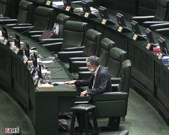 مهم ترین سوژه حضور حسن روحانی در مجلس، غلامعلی حدادعادل بود، تنهاتر از همیشه، حتی از مجلس ششم. در آن مجلس، حداد رئیس فراکسیون اقلیت بود، در مجلس هفتم رئیس شد، در مجلس هشتم، رئیس کمیسیون فرهنگی بود. در مجلس نهم، رئیس این کمیسیون هم نبود ولی به عنوان رئیس فراکسیون اصولگرایان برگزیده شد. فراکسیونی که شالوده اش را اعضای جبهه پایداری تشکیل می دادند و در انتخابات ریاست جمهوری موضع رسمی نگرفت ولی اعضایش پشت سر سعید جلیلی ایستادند تا حداد به تمام معنا، کاندیدای شکست خورده انتخابات باشد. بدین ترتیب پس از شانزده سال حضور حداد در سیاست، رقبای اصلاح طلب مجلس ششمش، دولت را گرفته اند و رقیب اصولگرایش (علی لاریجانی) مجلس را در اختیار دارد. در واقع ترقی معکوس کرده است آقای غلام علی. البته جاهایی که پای انتخاب و صندوق رای در میان نباشد و اصل بر انتصاب باشد، صندلی و سمت هایش محفوظ است. 