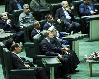 در میان همراهان دیروز حسن روحانی در مجلس، سه چهره اصولگراتر از بقیه بودند، محمد فروزنده، رئیس بنیاد مستضعفان و جانبازان که گفته می شود کاندیدای معاون اولی است، علوی، نماینده سابق رهبر در ارتش که تا پیش از انتخابات با محسن رضایی بود ولی حالا رابط روحانی است با علمای قم و سرانجام محمد نهاوندیان، رئیس اتاق بازرگانی ایران که سال 84، بخش اقتصادی ستاد لاریجانی را اداره می کرد، سال 92 همین مسئولیت را در ستاد ولایتی بر عهده داشت ولی در فیلم انتخاباتی روحانی هم حرف زد. او علاوه بر روحانی، نزدیکی ویژه ای به موتلفه هم دارد و همچنین در دولت خاتمی هم مسئولیت داشته و نشان داده که کلیدش به هر قفلی می خورد. از این چهره ها در دولت روحانی بیشتر خواهیم دید.