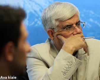 مهدی محمدی، کیهان نویس سابق که الان یار رسانه ای سعید جلیلی در دبیرخانه شورای عالی امنیت ملی است، پیش از انتخابات در تحلیلی نوشت محمدرضا عارف، استعداد این را دارد که تبدیل به میرحسین موسوی دیگری شود. خیلی ها که با سابقه و منش سیاسی عارف آشنا بودند، این پیش بینی را کاملا عاری از واقعیت می دانستند ولی نمی توان انکار کرد که او در دو ماه اخیر پیشرو ترین چهره در طرح مطالبات اصلاح طلبانه، آزادی زندانیان سیاسی و رفع حصر بوده است. عارف امروز هم در دیدار با فعالان حقوق بشر درباره موسوی، رهنورد و کروبی صحبت کرد، از حقوق شهروندی گفت و امید داد که حسن روحانی در این زمینه ها کاری بکند. البته پیگیری های مکرر عارف، تاثیر خودش را در فضای سیاسی بر جای گذاشته است. اصولگرایان از جمله یدالله جوانی، رئیس سابق اداره سیاسی سپاه هشدار داده که ورود روحانی به موضوع حصر، مشکل ایجاد می کند. ذوالنور، مشاور نماینده ولی فقیه در سپاه هم با ابراز نگرانی، گفته اصلاح طلبان برای رفع حصر در تدارک فشارهای سیاسی پس از بازشدن دانشگاه ها هستند، شریعتمداری هم که هر روز در کیهان به رئیس دولت یازدهم هشدار می دهد و ... 