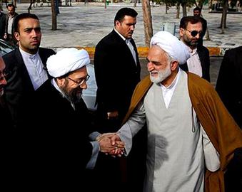 دو سه روز بعد از صحبت های محسنی اژه ای، سخنگوی دستگاه قضائیه و تهدید روزنامه نگاران و فعالان سیاسی خارج از کشور، صادق لاریجانی، رئیس قوه قضائیه، نوک پیکان را سمت فعالان سیاسی داخل کشور برگرداند و حجت را تمام کرد: كساني كه اهل فتنه سال 88 و در جريان اصلاحات قائل به سكولاريزه شدن كشور و سياست بودند و راه امام (ره) را بر نميتافتند، دوباره سر برآوردهاند و گويي افعي جانشان، گرما خورده و به جنبش افتادهاند. و بلافاصله هم هشدار داد: اشتباه ميكنند چرا كه امت تفكرات اين گروه را برنميتابد و تعرّب بعد از هجرت در ايران اسلامي ما جايي ندارد. اينگونه افراد و گروه ها راه به جايي نخواهند برد و وضع سياسي كشور به گونهاي نيست كه مجال فعاليت هاي مديريتي براي آنها باشد. این خط و نشان ها در واقع هشدار به دولت روحانی و اصلاح طلبان حاضر در متن و حاشیه این دولت هم هست که چشم امیدی به روشن شدن چراغ سبز از سوی دستگاه قضائی نداشته باشند و در کماکان بر همان پاشنه می چرخد.