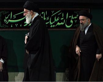 احمد خاتمی، عضو همواره اخموی مجلس خبرگان رهبری، از جمله مهم ترین مفسران صحبت های علی خامنه ای هم هست. او این بار هم بلافاصله پس از صحبت های علی خامنه ای درباره رابطه با آمریکا، در رسانه ها خودی نشان داد و با استقبال از منفی بافی های رهبری، گفت: ایشان در ابتدای سال این جمله را که اعتمادی به آمریکا نداریم را مورد تاکید قرار دادند اما برخی باور نکردند. متاسفانه به دلیل فضاسازی که در ایام تبلیغات انتخابات صورت گرفت، برخی ساده لوحان تصور کردند با مذاکره با آمریکا مشکلات حل خواهد شد؛ غافل از آن که هرگاه ذره ای انعطاف در ایران صورت گرفته آمریکا چندین قدم جلو آمده است. تجربه به ما می گوید که تنها راه حل مشکلات مقاومت ملت است. گفتنی است سعید جلیلی نماینده گفتمان مقاومت در انتخابات بود ولی شکست فاحش او قطعا موجب تغییر نظر چهره هایی چون احمد خاتمی نمی شود و موضوعات متعدد از حجاب، رابطه با آمریکا، آزادی بیان، حقوق شهروندی و ... مقوله هایی هستند که در هر صورت آنها خود را موظف به مخالفت با آن می دانند. 