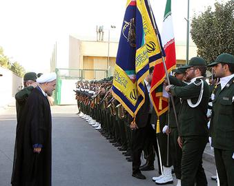 حرف‌های حسن روحانی در جمع فرماندهان ارشد سپاه نکته‌ها داشت؛ آن‌جا که گفت سپاه کمک کند جلوی قاچاق را بگیریم یا در سیاست ورود نکند. ولی مهم‌ترین نکته آن این بود که سپاه در اقتصاد بماند و پروژه‌های ملی را اجرا کند.