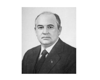 تلاش‌هاي سياسي گورباچف، كمابيش از سال 1950 آغاز شدند و تا سال 1978، رهبري سازمان جوانان حزب كمونيست منطقه‌اي و برخي از تشكيلات حزبي را پذيرفت. وي در سال 1978 ميلادي، دبير كميته مركزي حزب كمونيست شد و هفت سال پس از آن، در سال 1985 به مقام دبير كلي حزب رسيد.