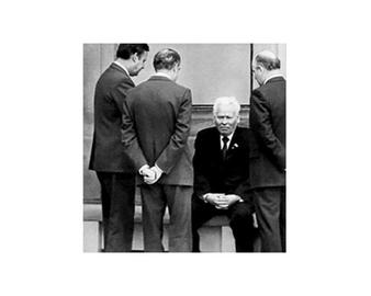 دوران تصدی آندروپوف بسیار کوتاه بود و پس از مرگ وی در سال 1984، گارد قدیمی حزب در آخرین عملکرد، «کنستانیتن چرنينكو» را كه 72 ساله بود، دبیر اصلی حزب کرد. چرنينكو در طول همین سال‌ها به اندازه‌ای بیمار بود که بیش‌تر وقت‌ها گورباچف (معاون وی)، قدرت سیاسی حکومت بر کشور را در دست داشت.