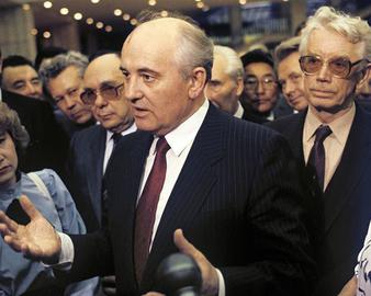 پس از مرگ کنستانتین چرنينكو، گورباچف در يازدهم مارس ۱۹۸۵ و در حالی که ۵۴ سال داشت، به عنوان دبیر کل حزب کمونیست برگزيده شد. او نخستين رهبر حزب به شمار می‌رفت که در زمان انقلاب اکتبر هنوز به دنیا نیامده بود.