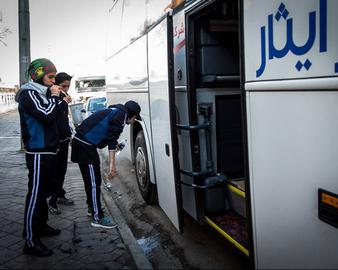 بازیکنان به دلیل نا مناسب بودن شرایط رستوران محل توقف در حال مسواک زدن در کنار اتوبوس در حاشیه جاده هستند. این در حالیست که تلاش سرپرست تیم برای پیدا کردن جای مناسب تر ناموفق بود.